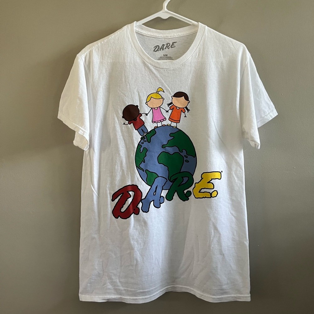 D.A.R.E. Graphic Tee‎ Colorful retro Men’s small